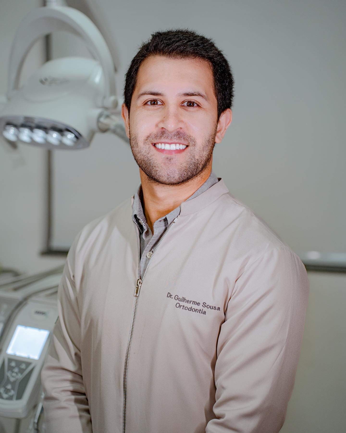 Dr. Guilherme Sousa, ortodontista em Lavras, Minas Gerais, em seu consultório